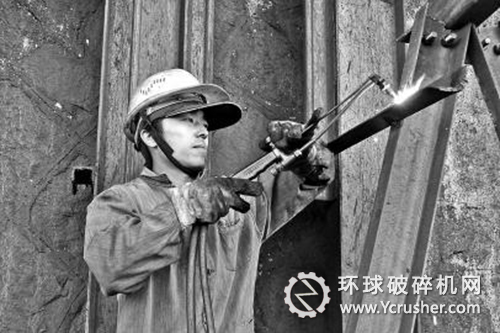 圖為該廠機(jī)修人員正在回收舊角鐵。