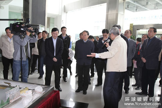 中國(guó)工程院院長(zhǎng)周濟(jì)一行赴南方路機(jī)參觀考察