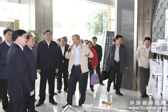 中國(guó)工程院院長(zhǎng)周濟(jì)一行赴南方路機(jī)參觀考察