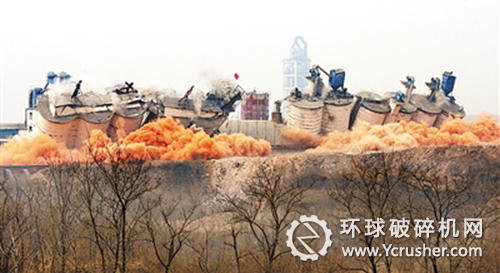 圖為集中拆除行動現(xiàn)場。