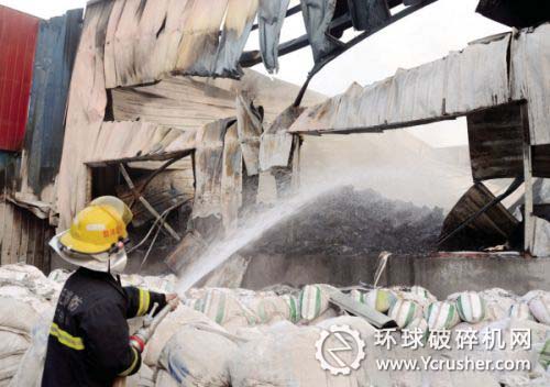 消防大隊官兵在事故現(xiàn)場滅火