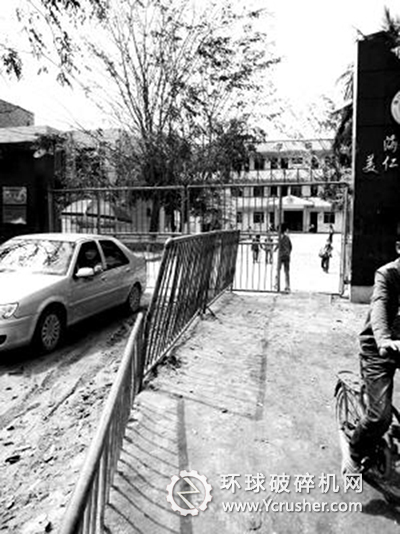  學(xué)校門(mén)口的路被超載運(yùn)砂車(chē)壓壞