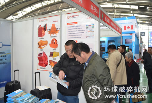 破碎機網(wǎng)客戶為前來咨詢的客戶講解