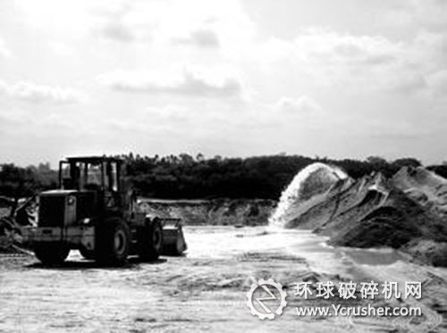 &ldquo;黑&rdquo;砂場(chǎng)正在非法采砂