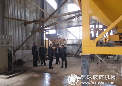 領導們參觀公司生產車間