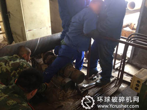 消防員正在破拆鋼管輸送機