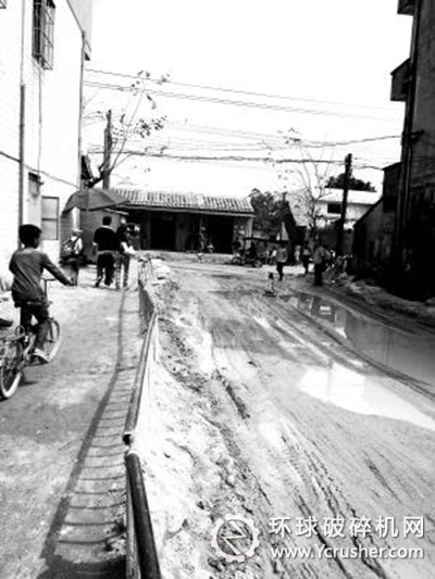  學(xué)校用欄桿攔路為學(xué)生開(kāi)路