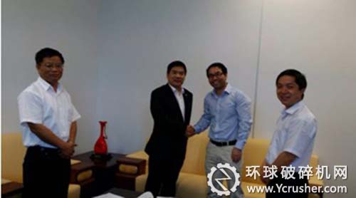 成功簽訂　合影留念