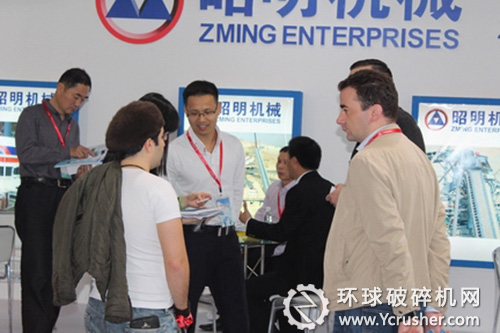 昭明機械公司技術人員為客戶答疑解惑