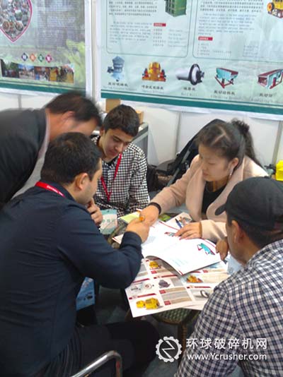 磊蒙集團與外國客商進行研討