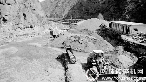 阿干河道內(nèi)的采砂場(chǎng)將河道占據(jù)大半　大型采掘設(shè)備停放在河道中