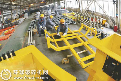 工人們正在裝配汽車總裝線輸送機部件