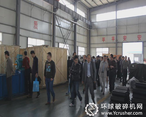 參會代表參觀力博重工公司生產基地