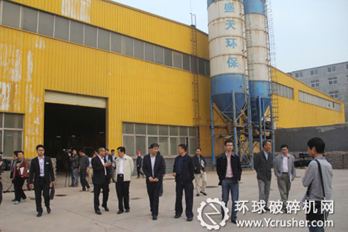  國家住建部建筑垃圾調研團及各部門領導參觀公司生產車間