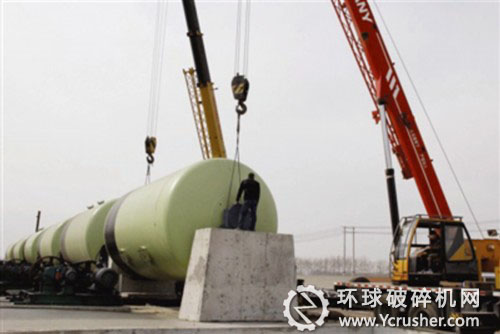 圖為技術(shù)工人正在安裝球磨機(jī)設(shè)備