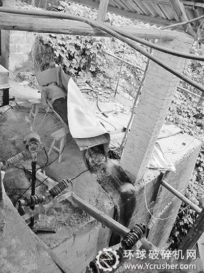 昨天上午，， ， 遇難工人的尸體仍擺放在膠帶輸送機(jī)旁