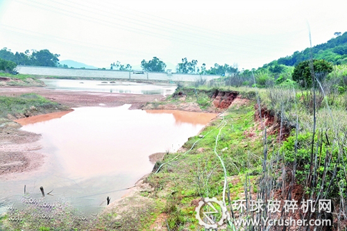 水庫前被挖出的又一洗砂坑