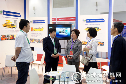 山東華特磁電工作人員展會上與客戶交流