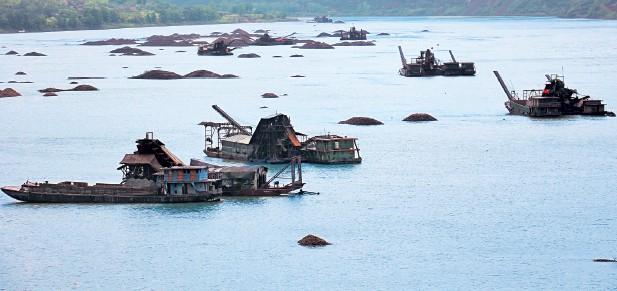 湖南省瀘溪縣沅江送溪口段采砂現(xiàn)場