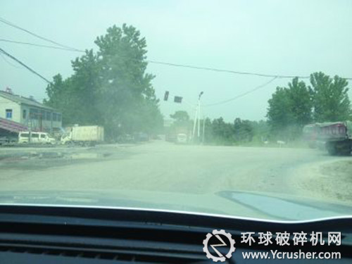 　道路上沙土飛揚(yáng)。
