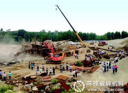 昨日， 長安區(qū)出動380人聯(lián)合對庫裕河道內(nèi)的采砂場進行取締。