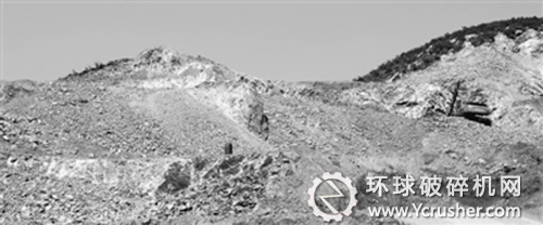 原本的青山被挖得遍體鱗傷。  