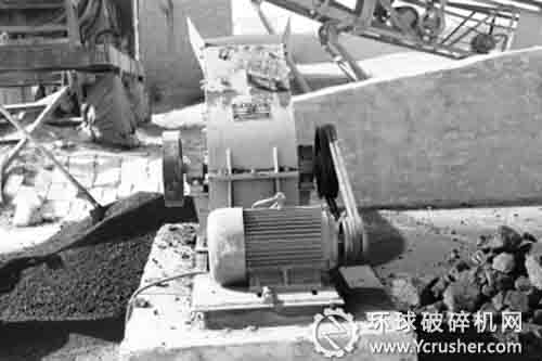 瓜州公路管理段技協(xié)小組研制粉碎機