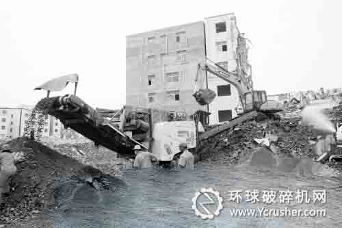 航海路與經(jīng)開第一大街交叉口附近的拆遷工地上，建筑垃圾被現(xiàn)場粉碎，成為再生建筑材料