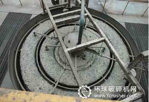 來到選礦廠，首先看到9臺球磨機一字排開，巨大的轟鳴聲充斥著整個廠房，不管是球磨機、浮選還是精選，也許只能這樣評價它們：吃進去的是銅礦石，擠出的是銅精礦