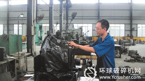 工人在車間調(diào)試設(shè)備  