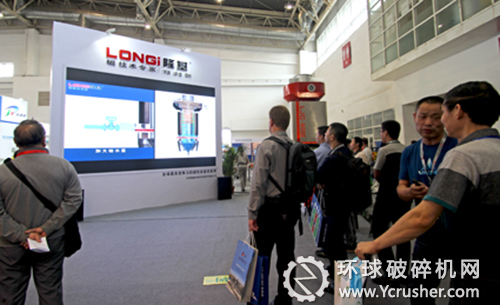 國(guó)內(nèi)外觀眾駐足隆基展位觀看設(shè)備原理演示  