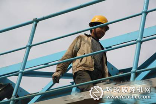 施工人員通過輸送帶行人通道進行高空作業。