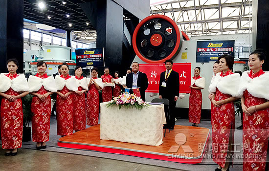 黎明重工寶馬展現場客戶簽約