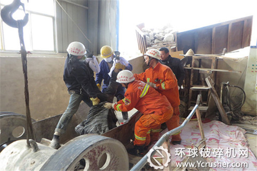 消防人員救援現(xiàn)場