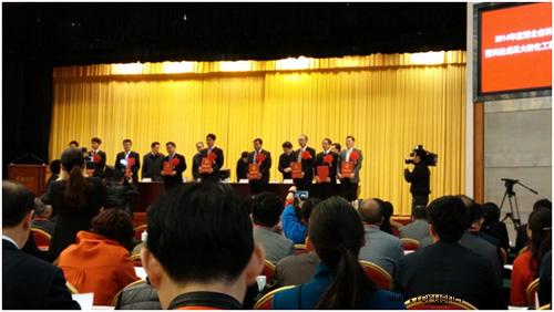 圖右二為公司董事長方同華上臺領獎