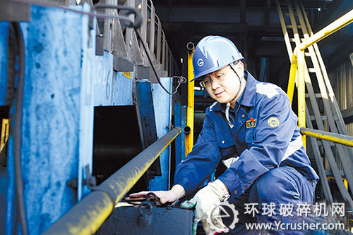 李凌云正在檢查皮帶機