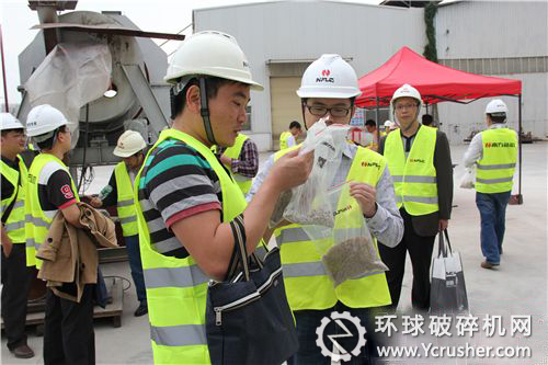 不少參觀者將機(jī)制砂帶走作為紀(jì)念