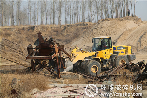 圖為：工作人員正在對(duì)非法砂石料場設(shè)備進(jìn)行拆除