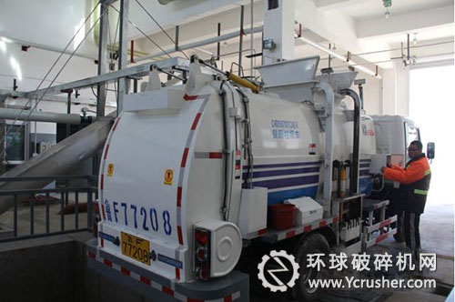 環(huán)衛(wèi)工作人員在將餐廚垃圾傾卸處理。