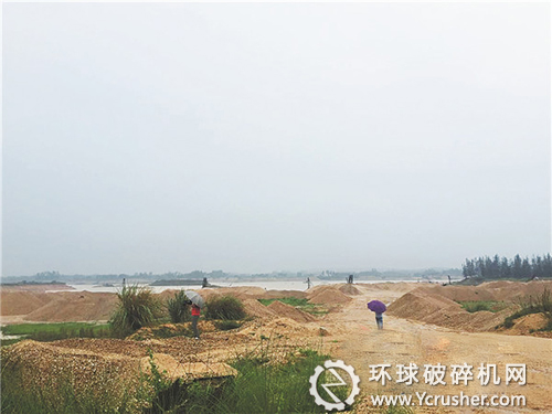 大城坡采砂場砂堆成片