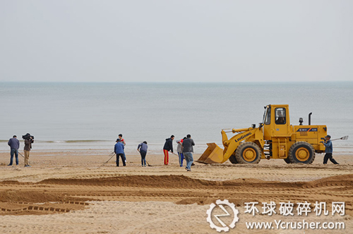 人工耬耙清撿沙灘亂石