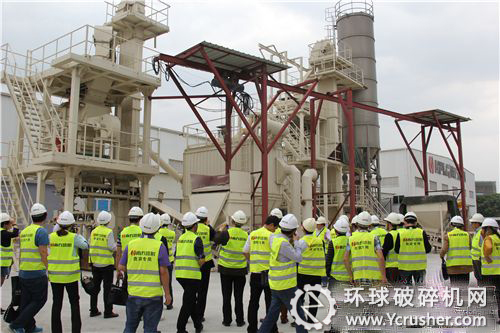 專家組一行參觀南方路機(jī)V7制砂設(shè)備試驗(yàn)機(jī)