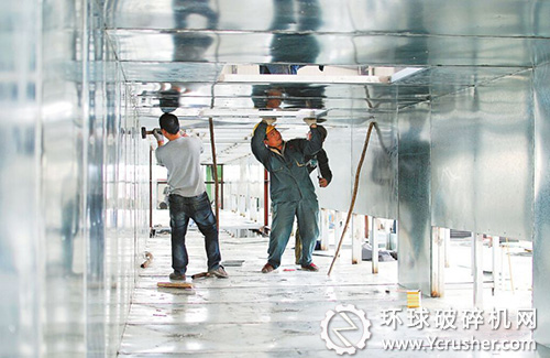 工人們對生產線上的反應釜、掖和機、網帶、球磨機等配套工序正在進行最后的調試