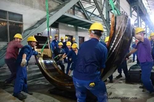 筒瓦更換現(xiàn)場維修人員