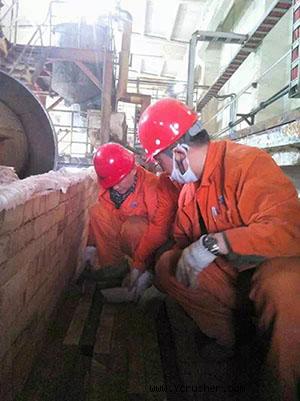 電控中心對回轉(zhuǎn)窯進行搶修