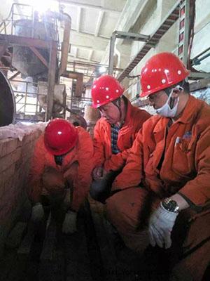 電控中心對回轉(zhuǎn)窯進行搶修