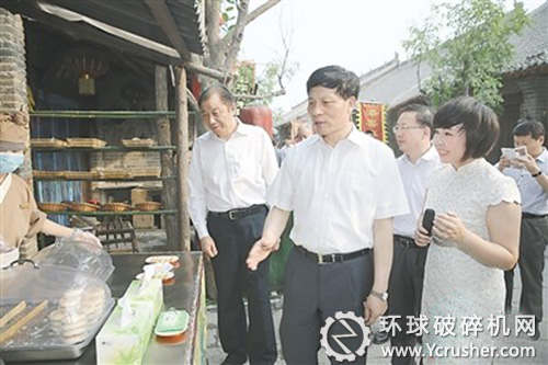 昨日下午，省委副書記、省長(zhǎng)謝伏瞻在修武縣七賢民俗文化村調(diào)研。市領(lǐng)導(dǎo)孫立坤、謝玉安等陪同。