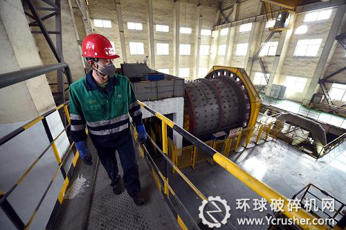 在金昌市金川公司，工人在銅爐渣選礦球磨車間巡查