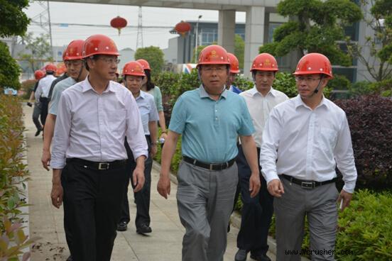 湖北省證監(jiān)局李秉恒局長（中）參觀公司花園廠區(qū)