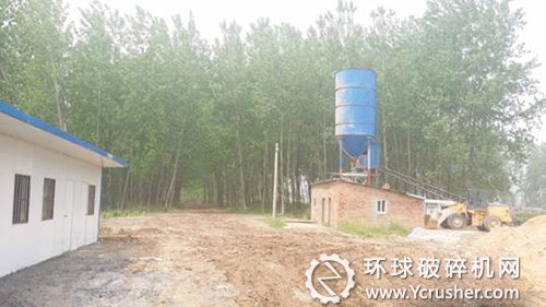 在濱海八巨界牌小街南河邊，一座破舊不堪的攪拌筒支撐在那里，生產(chǎn)條件極其簡陋。